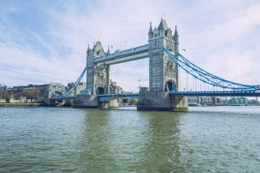 Bir gün güneşli Londra'da.