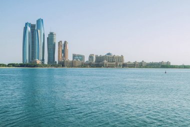 Abu Dabi'de sabah saat. Çok güzel görünümü ve mimari.