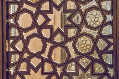 Evin penceresinden dışarı bakarak.