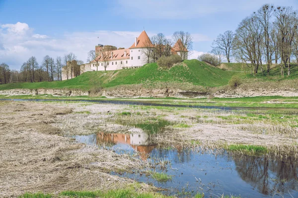 Castillo antiguo en Letonia, Bauska, 2017 abril . — Foto de Stock
