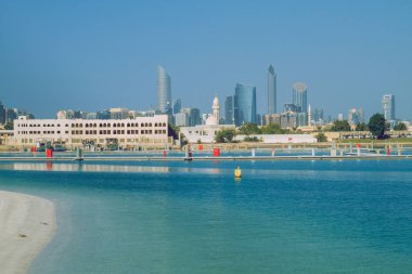 Abu Dabi içinde yürümek. Biz sokak, kuleleri, binalar ve l görebilirsiniz