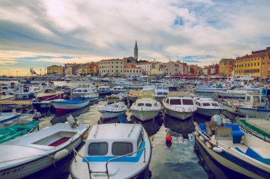 Pula, Hırvatistan, 2016, Street view. Eski şehir ve deniz araçları. Bir trav olduğunu
