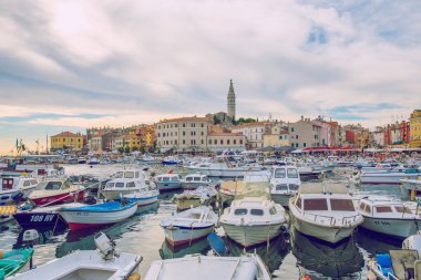 Pula, Hırvatistan, 2016, Street view. Eski şehir ve deniz araçları. Bir trav olduğunu