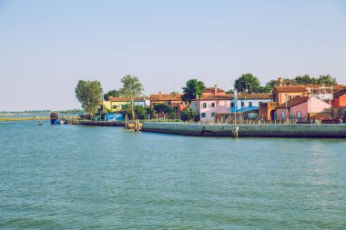 Burano, İtalya, 2016, Street view. Eski şehir ve deniz araçları. Bir tra olduğunu