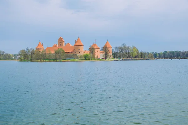 Primavera en Lituania. Ver antiguo castillo en Trakai . — Foto de Stock