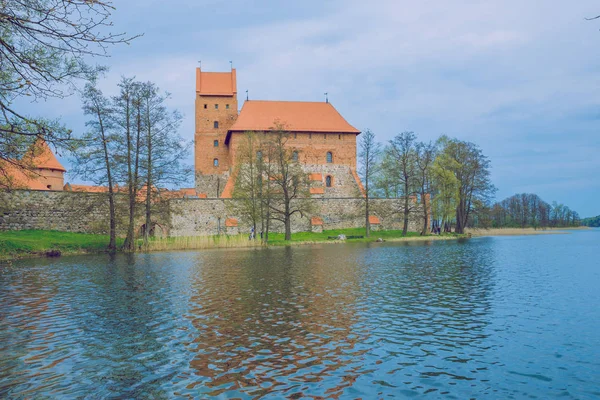 Primavera en Lituania. Ver antiguo castillo en Trakai . — Foto de Stock