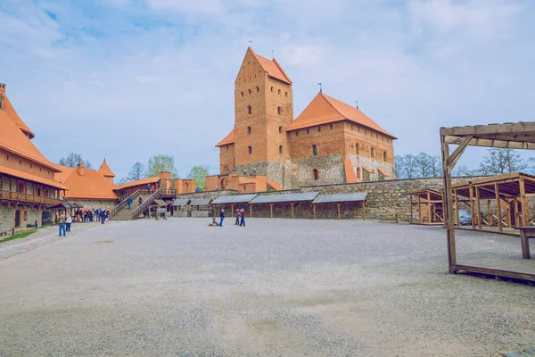 Primavera en Lituania. Ver antiguo castillo en Trakai . — Foto de Stock