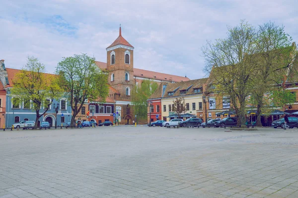 Jaro v Litvě. Zobrazit starý hrad v Kaunasu. — Stock fotografie