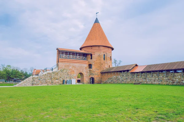 Primavera en Lituania. Castillo viejo en Kaunas . — Foto de Stock