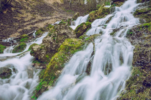 Jaro v Lotyšsku. Zobrazit vodopád v Cesis. — Stock fotografie