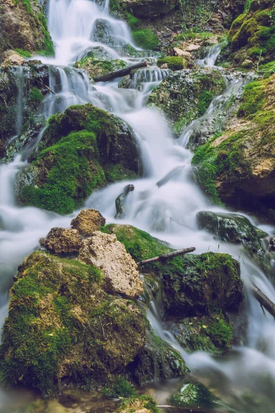 Printemps en Lettonie. Vue cascade à Cesis . — Photo