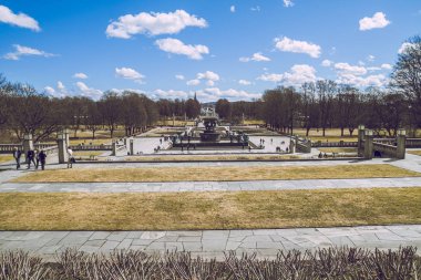 Oslo, Vigeland Parkı, 2013. Oslo 'da bahar, Norveççe. Sokaklara bak