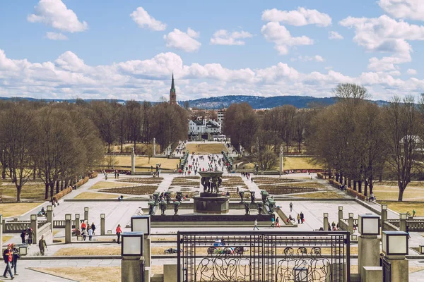 Oslo, Vigeland Parkı, 2013. Oslo 'da bahar, Norveççe. Sokaklara bak