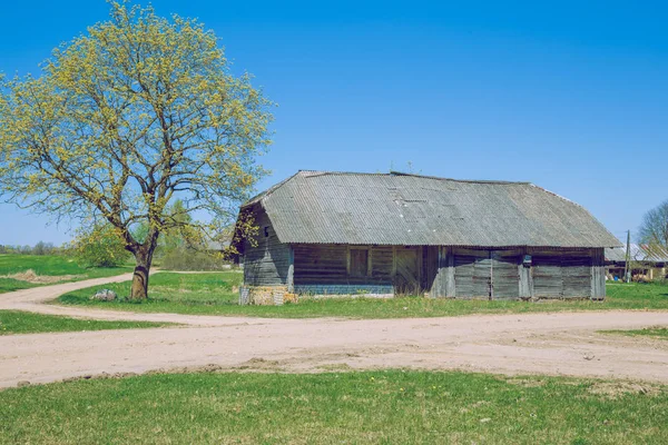 Antiguo granero en el Parque Nacional, Letonia . — Foto de Stock