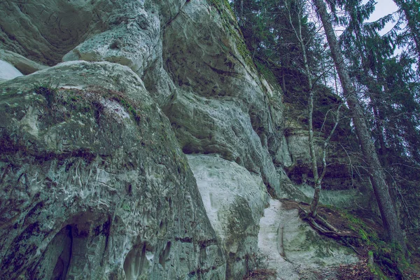 Hermosa cueva en Letonia . — Foto de Stock