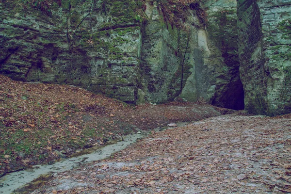 Belle grotte en Lettonie . — Photo