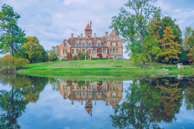 Eski kırmızı kale Lavia, Jaunmoku, 2015.