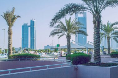 Abu Dabi içinde yürümek. Biz sokak, kuleleri, binalar ve l görebilirsiniz