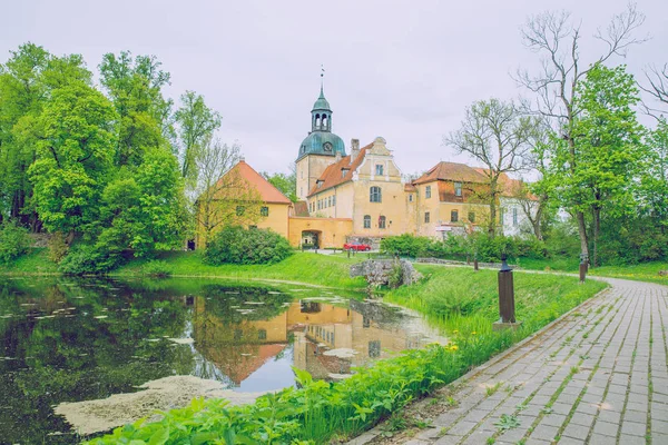 Antiguo castillo en Straupe, Letonia . — Foto de Stock