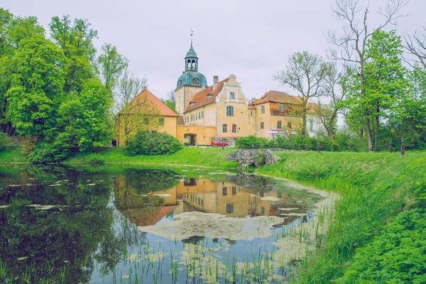 Starý hrad na Straupe, Lotyšsko. — Stock fotografie