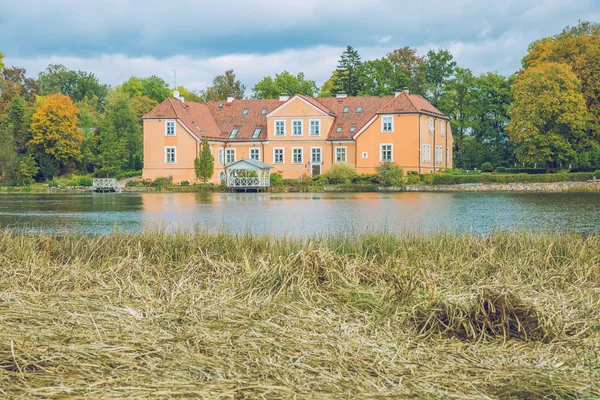 Kuksu Schloss im Herbst in Lettland. — Stockfoto