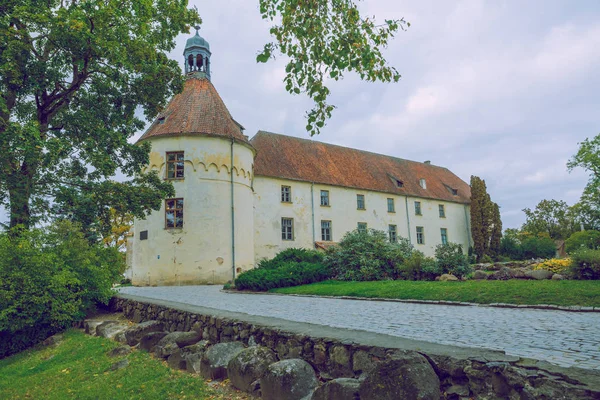 Bienvenido al castillo medieval de Bauska . — Foto de Stock