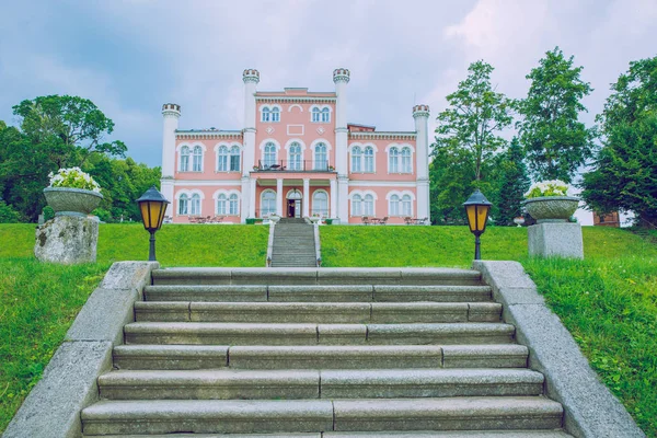 Antiguo castillo en Birini, Letonia . — Foto de Stock