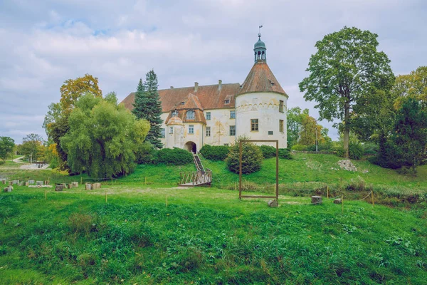 Welkom bij middeleeuwse kasteel in Bauska. — Stockfoto