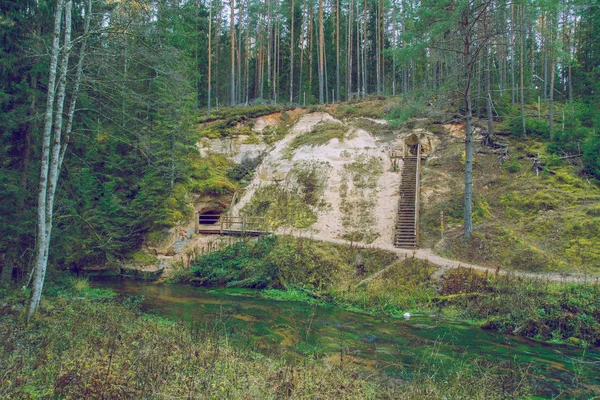 Річка з білі скелі в Латвії. — стокове фото