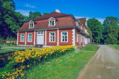 Letonya kırmızı monor.