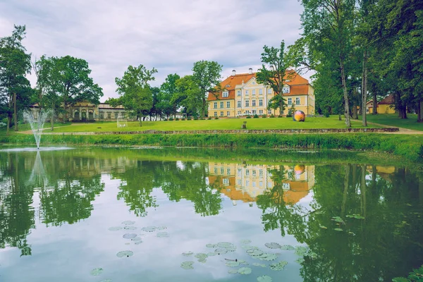 Alte Burg in Lettland. — Stockfoto