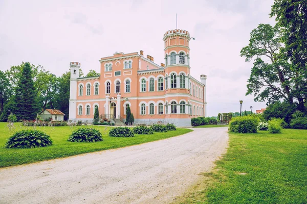 Starý červený hrad v Lavia, Birini. — Stock fotografie