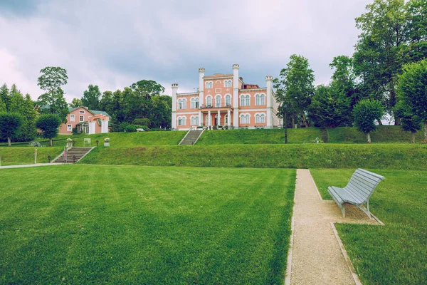 Alte rote burg in lavia, birini. — Stockfoto