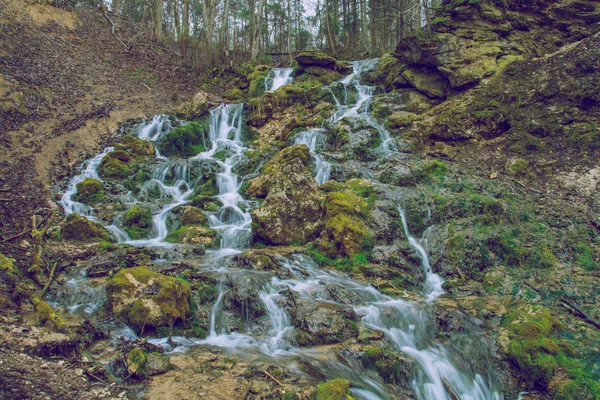 Våren i Lettland. Visa vattenfall i Cesis. — Stockfoto