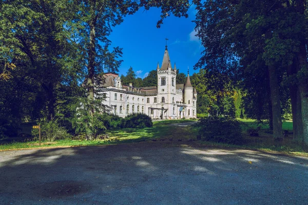 Původní středověký hrad v Lotyšsku. — Stock fotografie