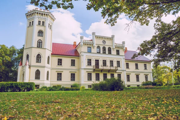 Antiguo castillo medieval en Letonia . — Foto de Stock