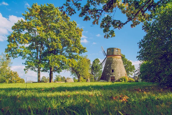 Vindmølle i Latvia . – stockfoto