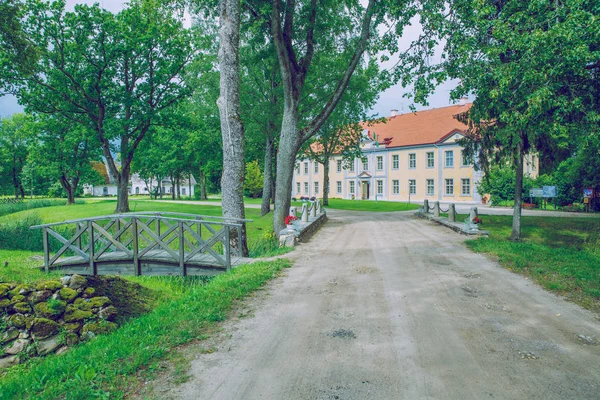Antiguo castillo en Letonia, ciudad Veselava . — Foto de Stock