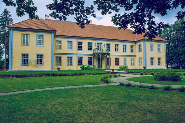 Antiguo castillo en Letonia, ciudad Veselava . — Foto de Stock