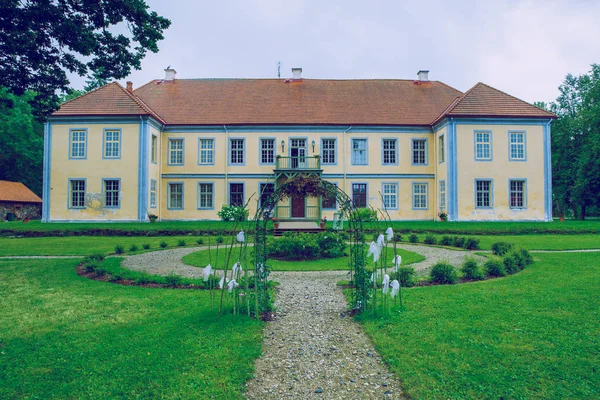 Antiguo castillo en Letonia, ciudad Veselava . — Foto de Stock