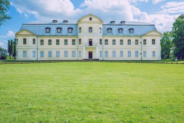 Letonya, eski sarı kale.