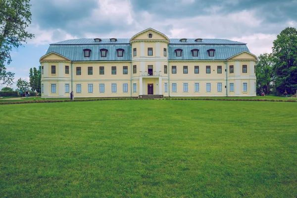 Ancien château jaune à Lettonie . — Photo