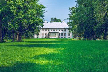 Eski manor adlı Letonya.