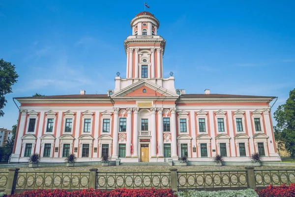 Antigua casa solariega en Letonia en la ciudad Jelgava, Letonia . — Foto de Stock