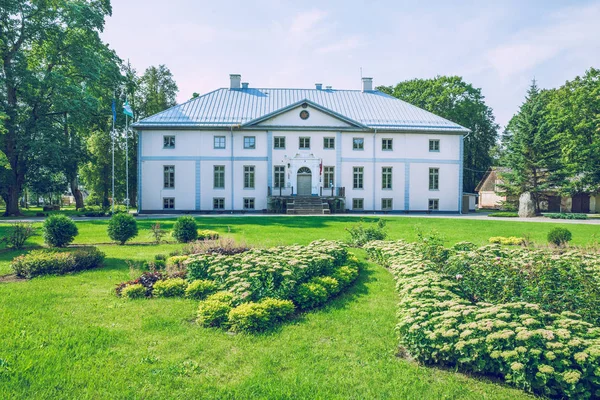 Antigua mansión en Letonia . — Foto de Stock