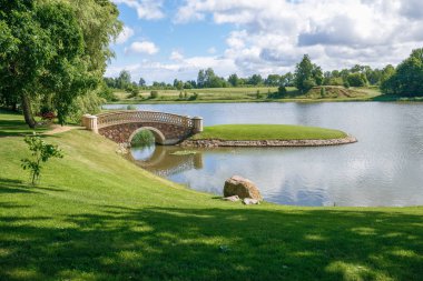 Köprü ve ada ile eski park.