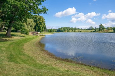 Köprü ve ada ile eski park.