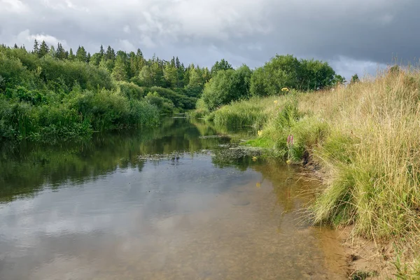 Kandava sabah erken zamanında Abava Nehri.