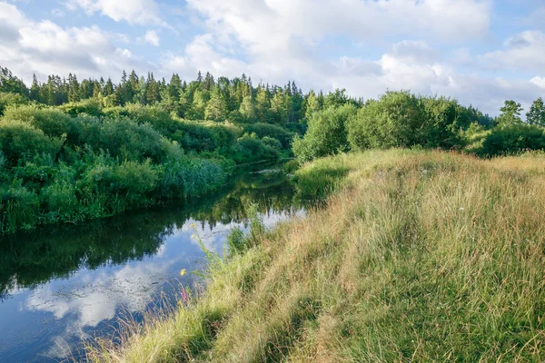 Kandava sabah erken zamanında Abava Nehri.