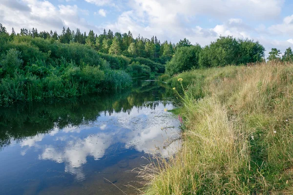 Kandava sabah erken zamanında Abava Nehri.